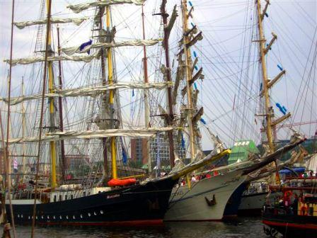 Hanse Sail Stadthafen Rostock Segelschiffe im Dreierpack