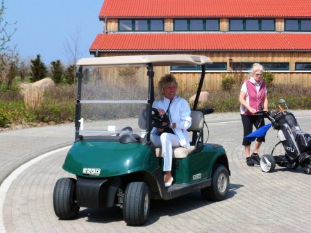 Simone Pawlitz im Golfcart