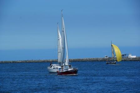 Segler in der Hafeneinfahrt Warnemünde