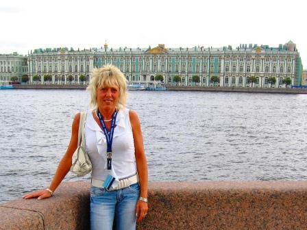 Simone Pawlitz in St. Petersburg vor dem Katharinenpalast
