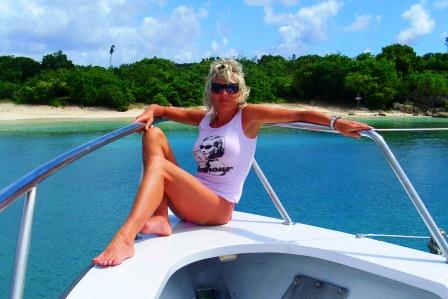 Simone Pawlitz am Bug vom Segelboot in der Karibik