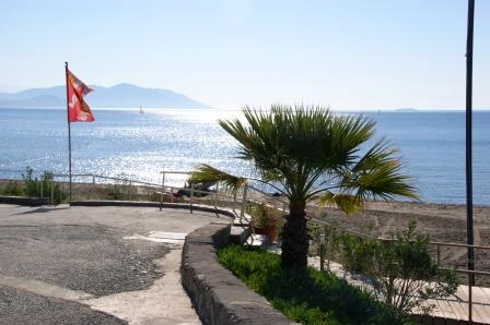 Der Zugang zum Strand vom Promenadenweg aus