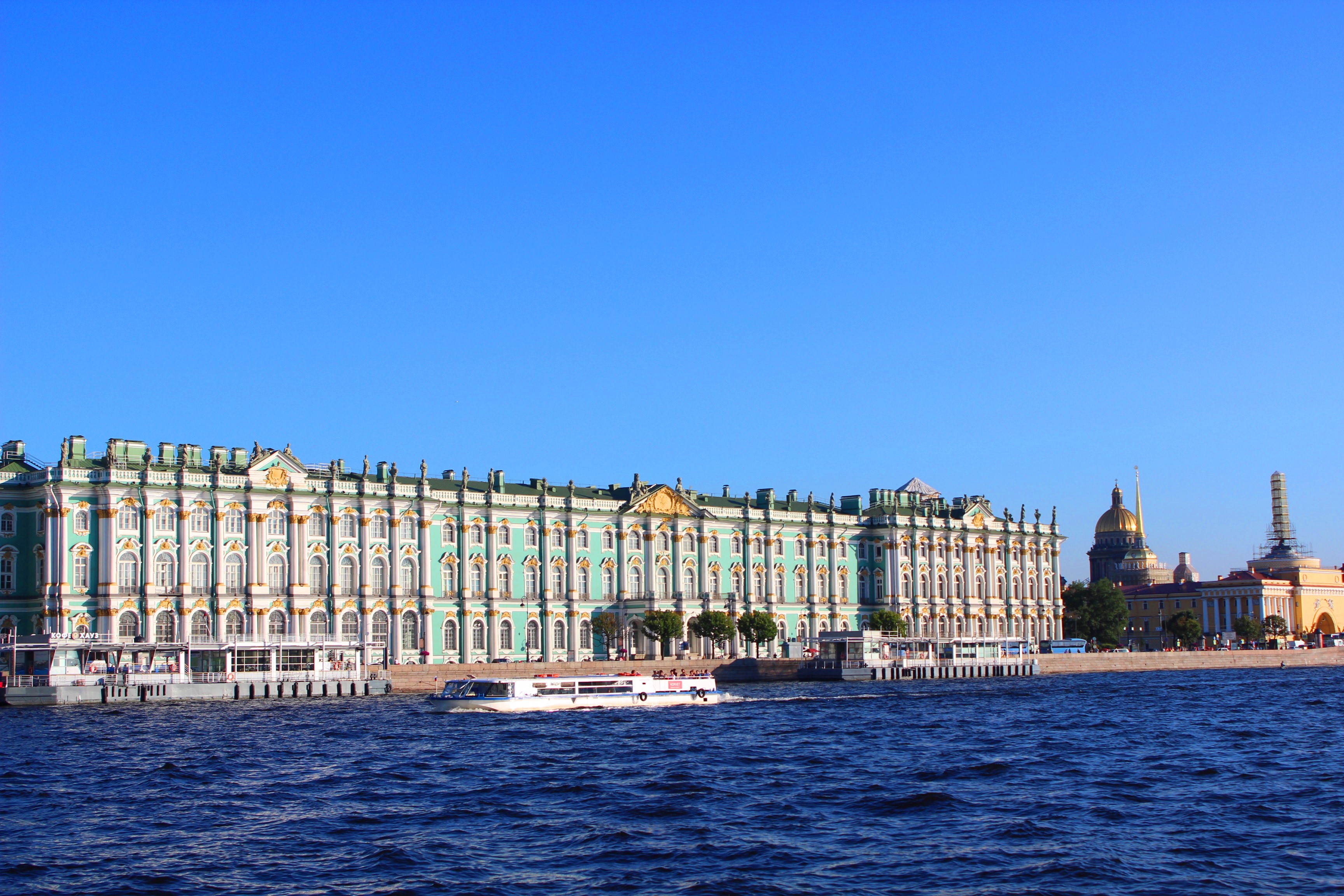 Winterpalais mit Eremitage in St. Petersburg Russland von der Newa aus gesehen