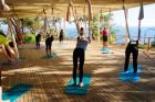 Yoga im Tuch im Robinson Club Sarigerme Park aus dem Tuch